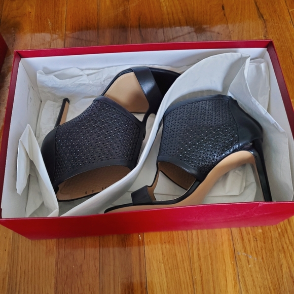 Authentic Salvatore Ferragamo Pacella Black Leather T-Strap Sandals Heels Sz 6B - Picture 8 of 15